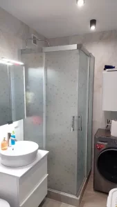 Dekoruota plėvelė ant dušo kabinos