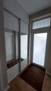 Klasikinis durų ir veidrodžio dekoras