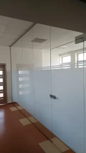 Stiklai klijuoti matine plėvele su juostelėmis