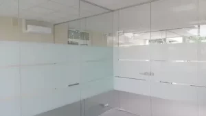 Stiklai klijuoti matine plėvele su juostelėmis