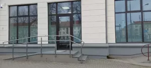 Stiklai klijuoti matine plėvele su juostelėmis