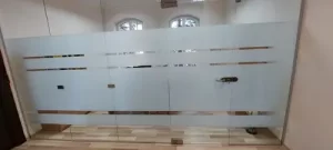 Biuro stiklo pertvarų padengimas matine plėvele